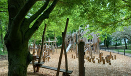 Spielplatz von Bäumen umgeben