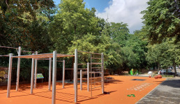 Sportgeräte auf rotem Untergrund