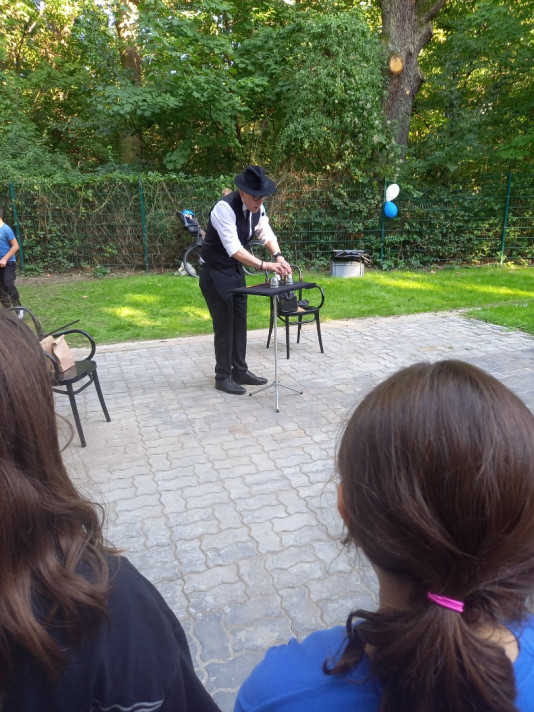 Zauberer steht hinter einem Tisch