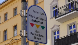 Straßenschild mit der Aufschrift Parkscheinautomat, hier Parkschein lösen