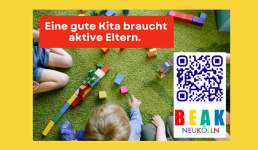 Kinder sitzen auf dem Boden und spielen mit Bauklötzen
