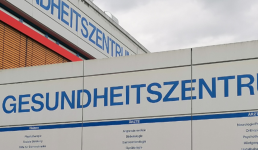 Gebäude mit der Aufschrift 'Gesundheitszentrum'.