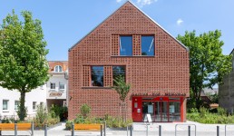 Rote Backsteinfassade der Gertrud Haß Bibliothek 