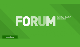 weißes Logo (Schriftzug FORUM Karl-Marx-Straße/Sonnenallee) auf grünem Hintergrund