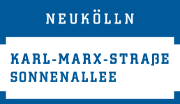 Logo des Sanierungsgebiets. Neukölln als Wort auf blauem Untergrund. Darunter steht auf weißem Untergrund "Karl-Marx-Straße Sonnenallee".