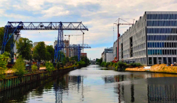 Foto Schifffahrtskanal mit Neubau auf der rechten und Kran auf der linken Seite