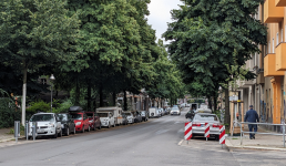 Straßenkreuzung auf der Ilsestraße mit parkenden Autos