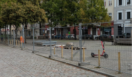 Foto vom Sportplatz, Tischtennisplatten und einer Treppe