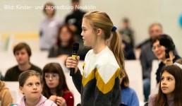 Ein Kind spricht in ein Mikrofon