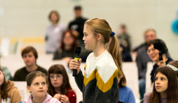 Ein Kind mit einem Mikrofon in der Hand