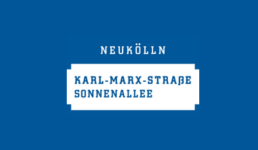 Schriftzug: Neukölln, Karl-Marx-Straße/Sonnenallee auf blau/weißem Hintergrund