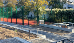Foto vom Sportplatz, Tischtennisplatten und einer Treppe