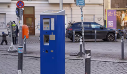 Blauer Parkscheinautomat am Straßenrand