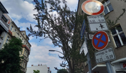 Verkehrsschilder, die die Spielstraße kennzeichnen