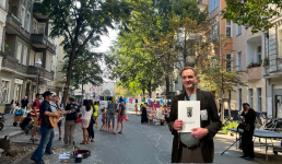 Spielstraße und Jan Evertz mit dem Ehrenamtspreis in den Händen