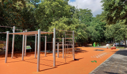 Sportgeräte auf einem orangenen Untergrund