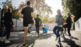 Foto vom Sportplatz, Tischtennisplatten und einer Treppe