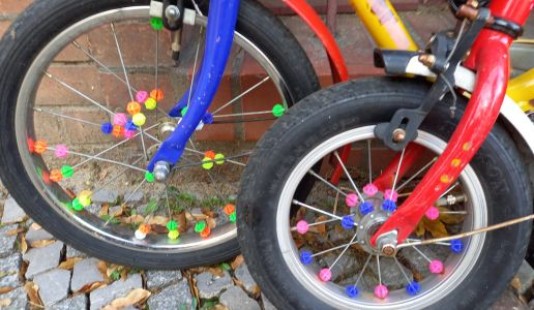 Bunte Kinderfahrräder