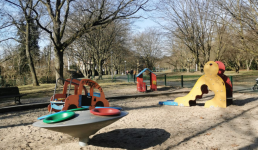 Kinderspielplatz und Bäume im Hintergrund