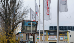 Ein Baumarkt vor dem Fahnenmasten stehen