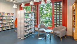 Bibliothek von innen, Bücherregale und Sitzgelegenheit